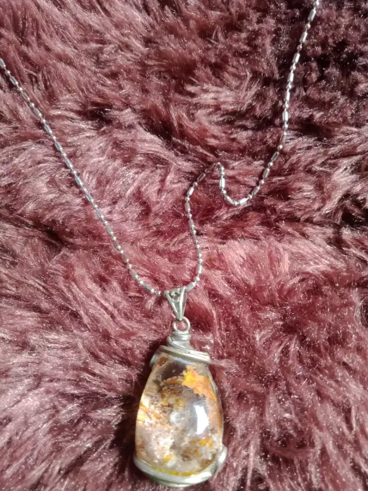 Kalung liontin batu karang