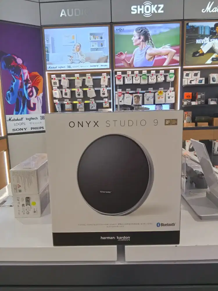 Harman Kardon Onyx studio 9 available colour black and silver