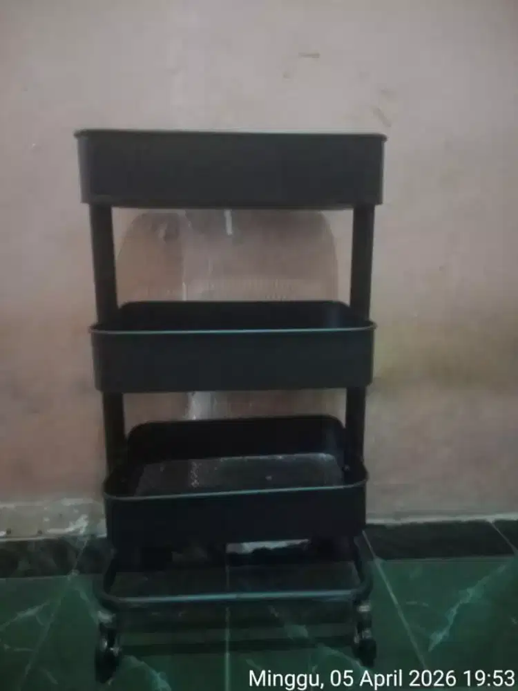 Rak besi 3 tingkat sesuai foto