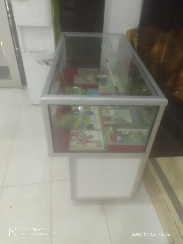 Etalase kaca untuk jualan