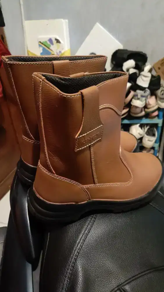 Sepatu safety boots (sepatu boots proyek / kerja lapangan)