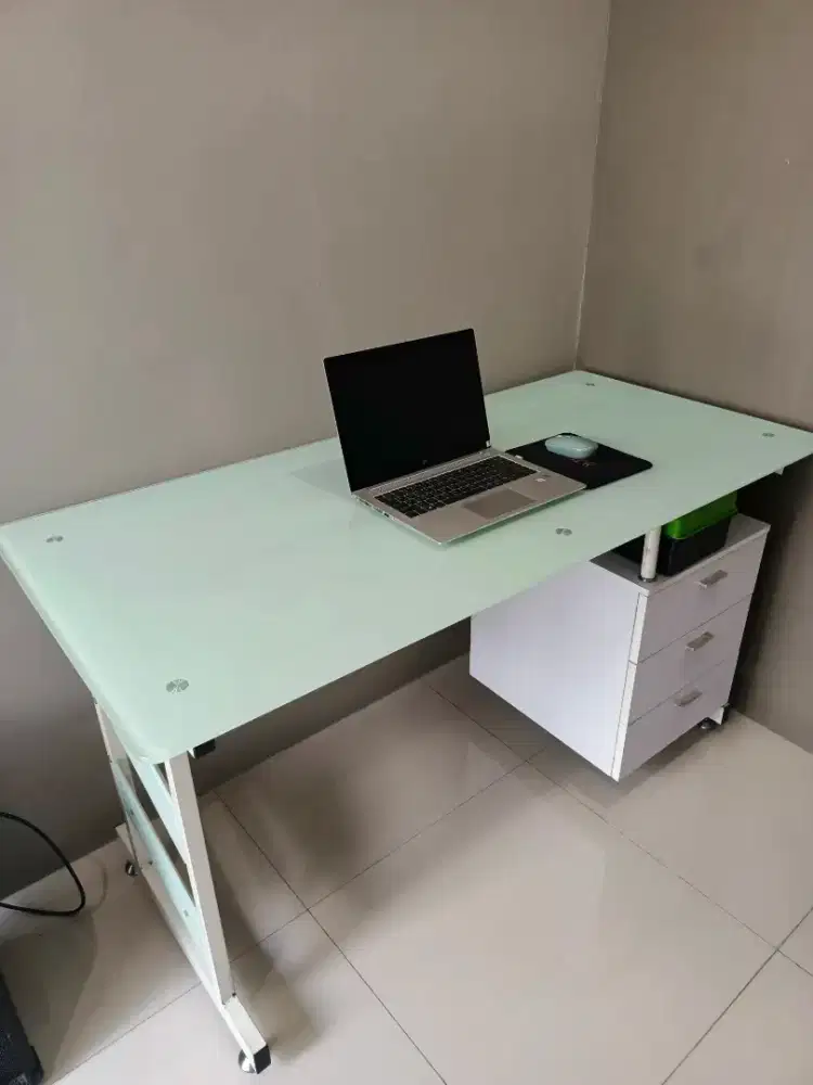 Meja komputer / meja kerja merk informa