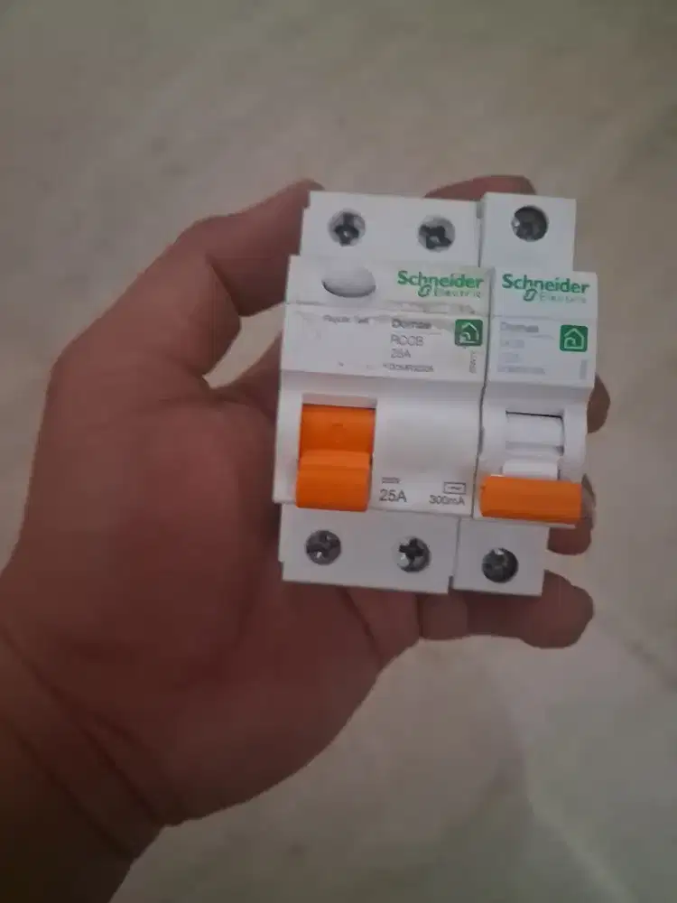 Dijual 1(rccb25a) dan 1 (mcb c25) (baru pemakaian 2 minggu)