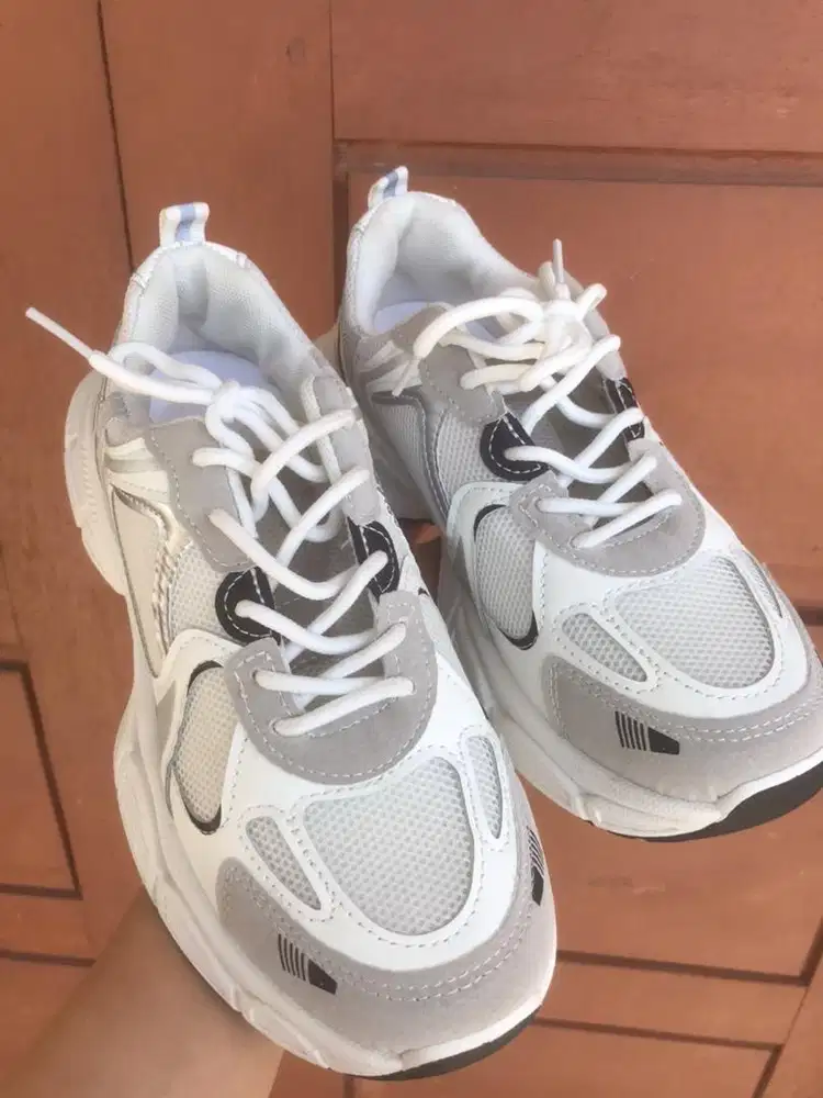 Sepatu Sneakers Wanita