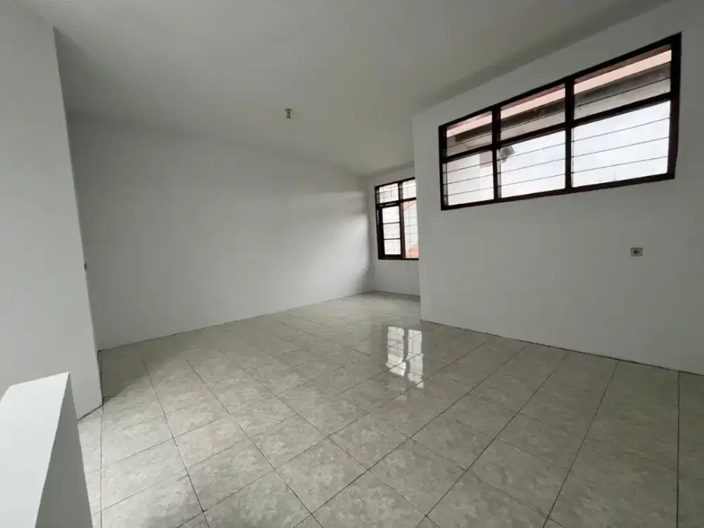 Dijual Rumah 1,5 Lantai di TKI 2