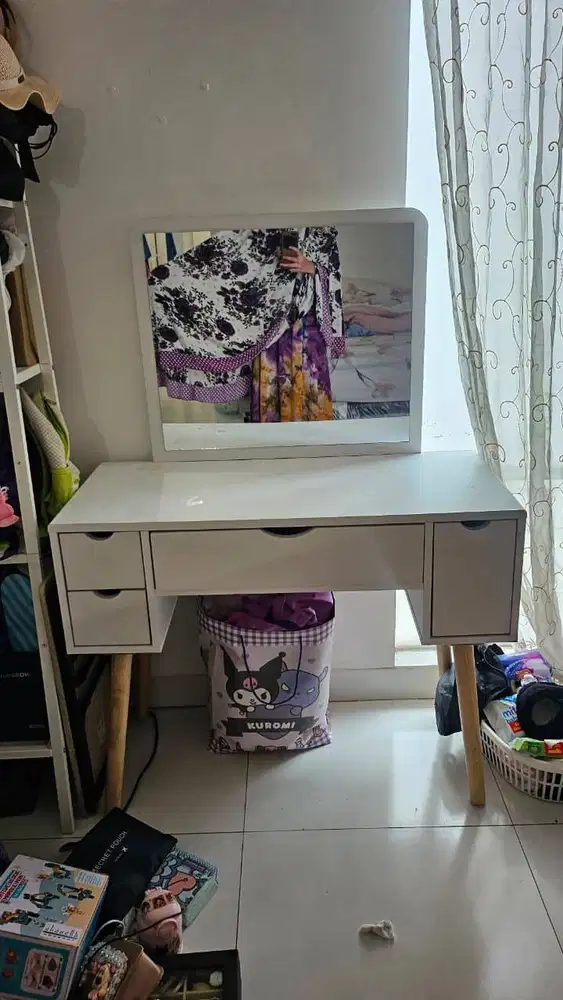 Lemari Rias Bagus bercak lipstik, makeup