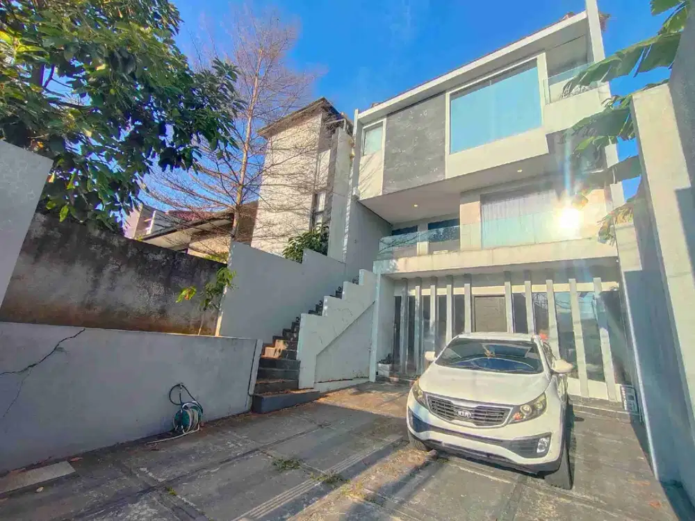 JUAL CEPAT Rumah Luas Minimalis 3 Lantai di Jl.Cipaku Indah, Bandung