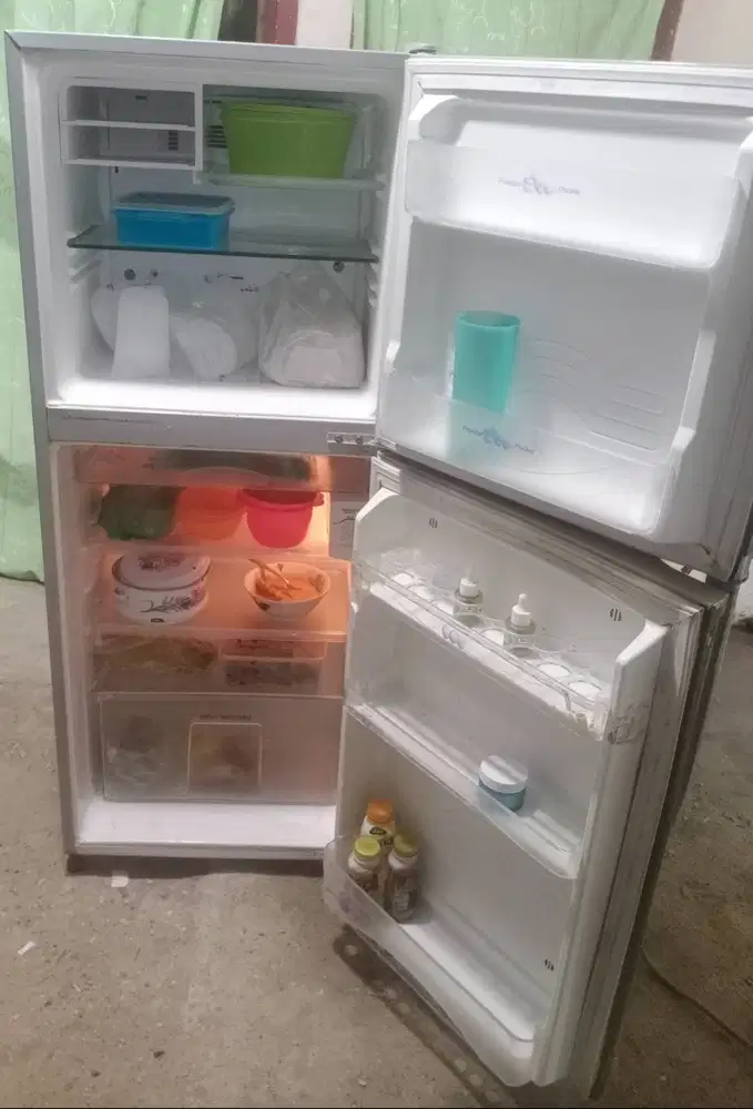 Kulkas 2 pintu SHARP.Mesin original pabrik belum rusak