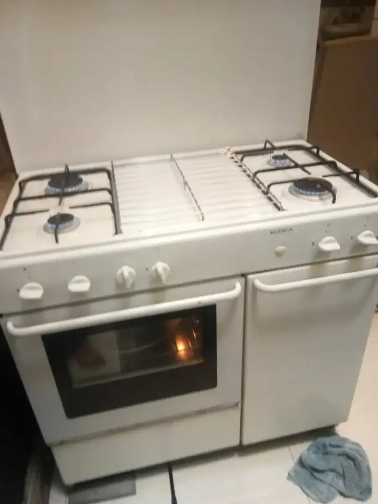 Modena putih 4 tungku dan oven