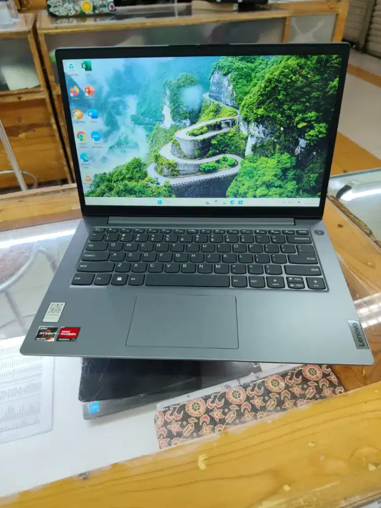 Lenovo V14 G4 Ryzen 3 7000 RAM 8 SSD 256 – Like New!