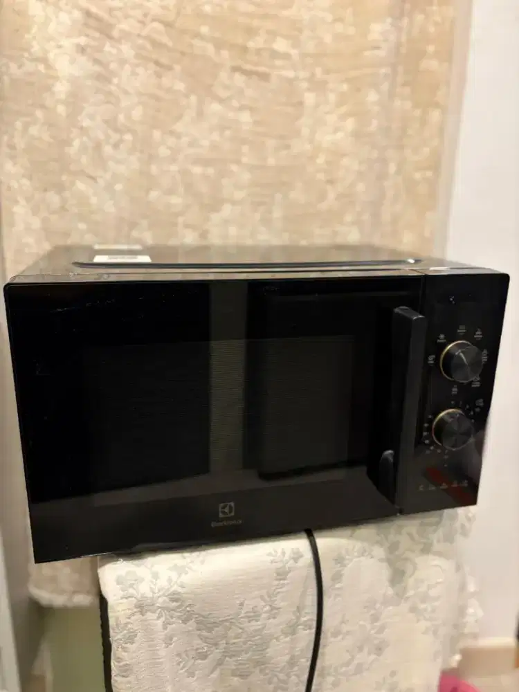 Microwave Grill Electrolux EMG23K22B 23L SECOND