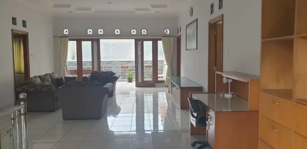 Disewakan Rumah Bagus 2 Lantai di Istana Regency Pasteur