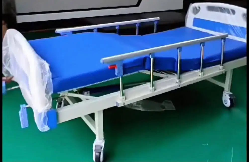 Dipan besi dengan roda