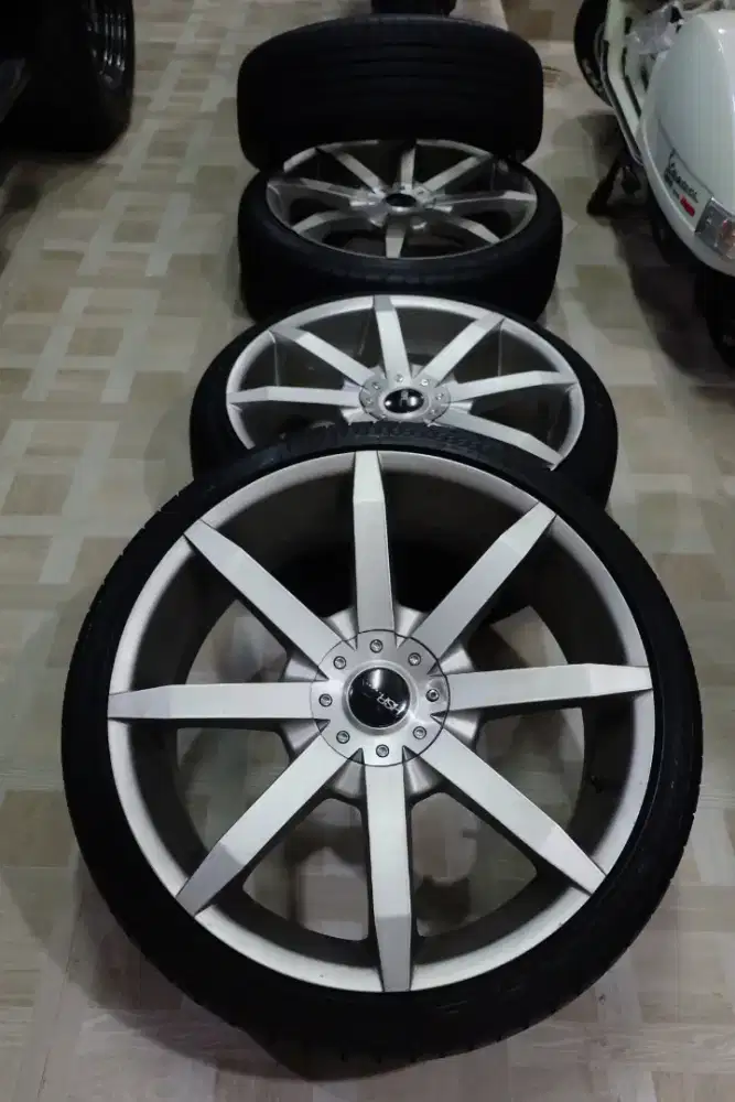 Velg ex Toyota Harrier R22 / ring 22 inch berikut ban kondisi seger