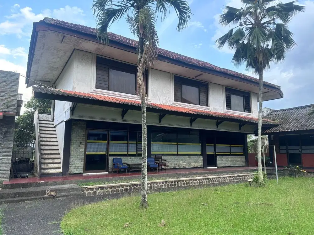 DIJUAL RUMAH 2 LANTAI SUPER LUAS JL KARIMATA JEMBER! LOKASI NOL JALAN!