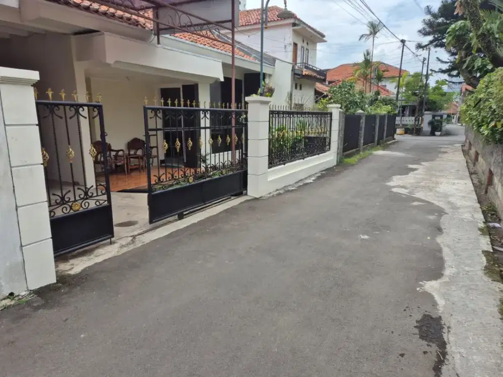 DISEWAKAN RUMAH LOKASI JALAN SEKELIMUS BATUNUNGGAL BANDUNG