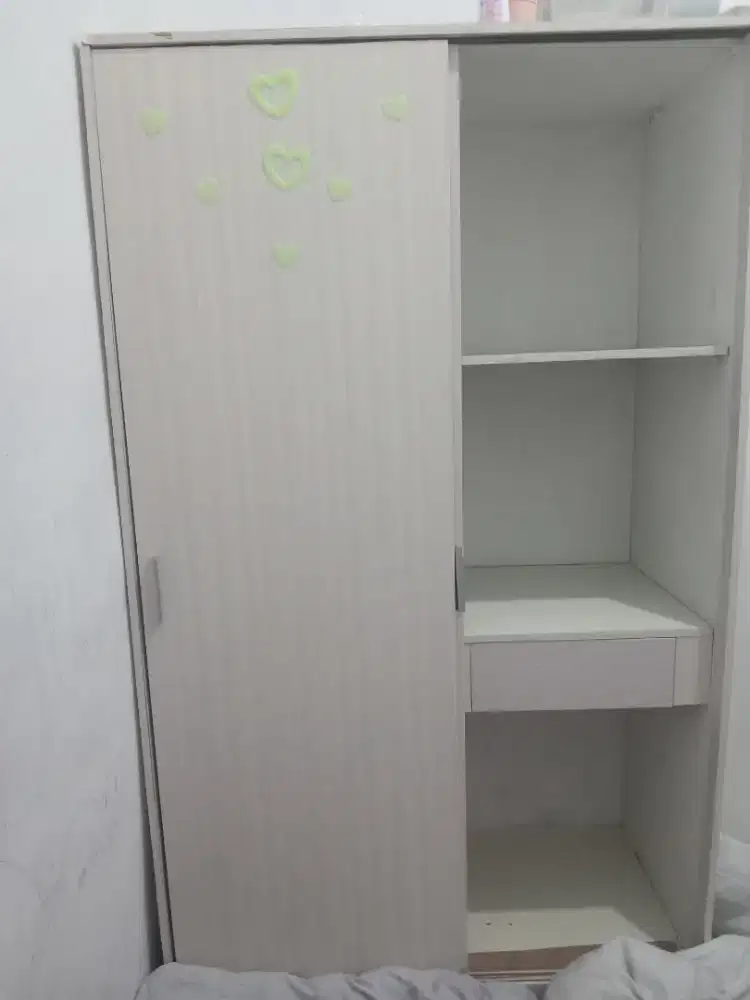 Lemari pakaian 8 sekat