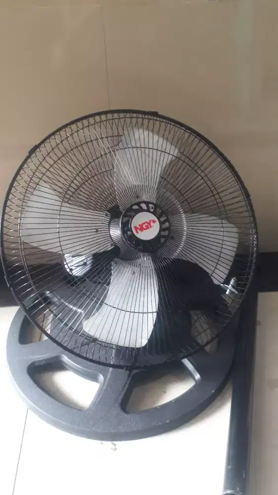 Kipas angin besi blm beberapa bulan pakai baling2 ga mutar