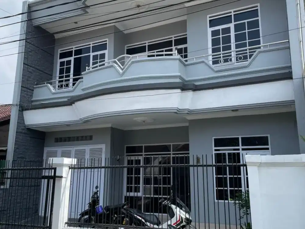 Rumah 2 Lantai Luas di Taman Kopo Indah 2 Patung Kuda