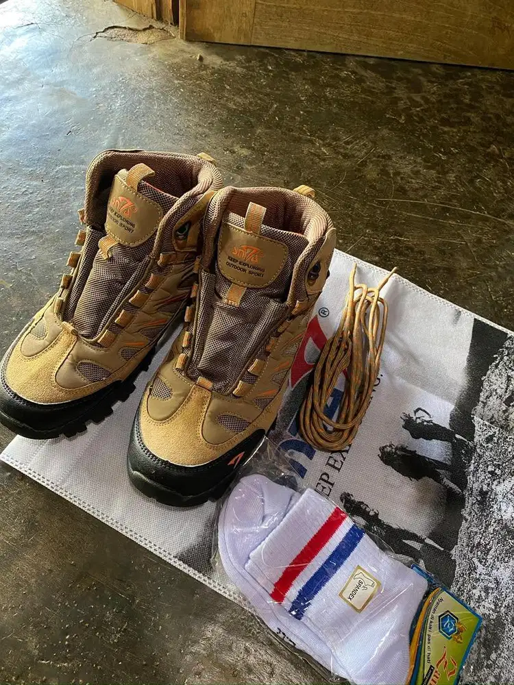 SEPATU SANTA 493 mid-cut