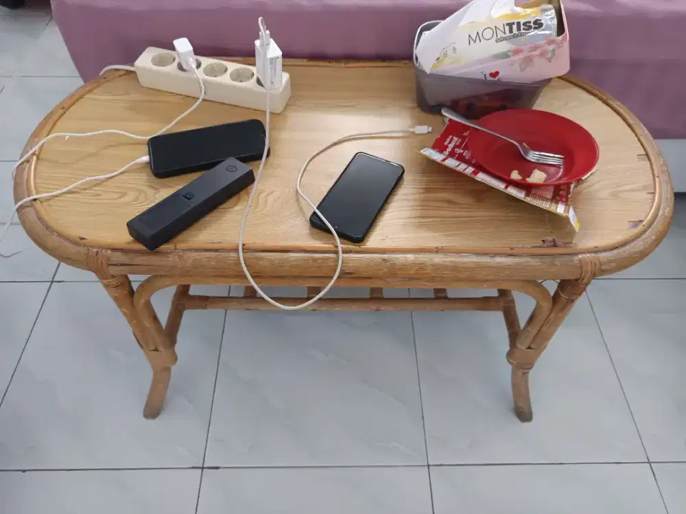 Meja rotan masih kuat dan kokoh