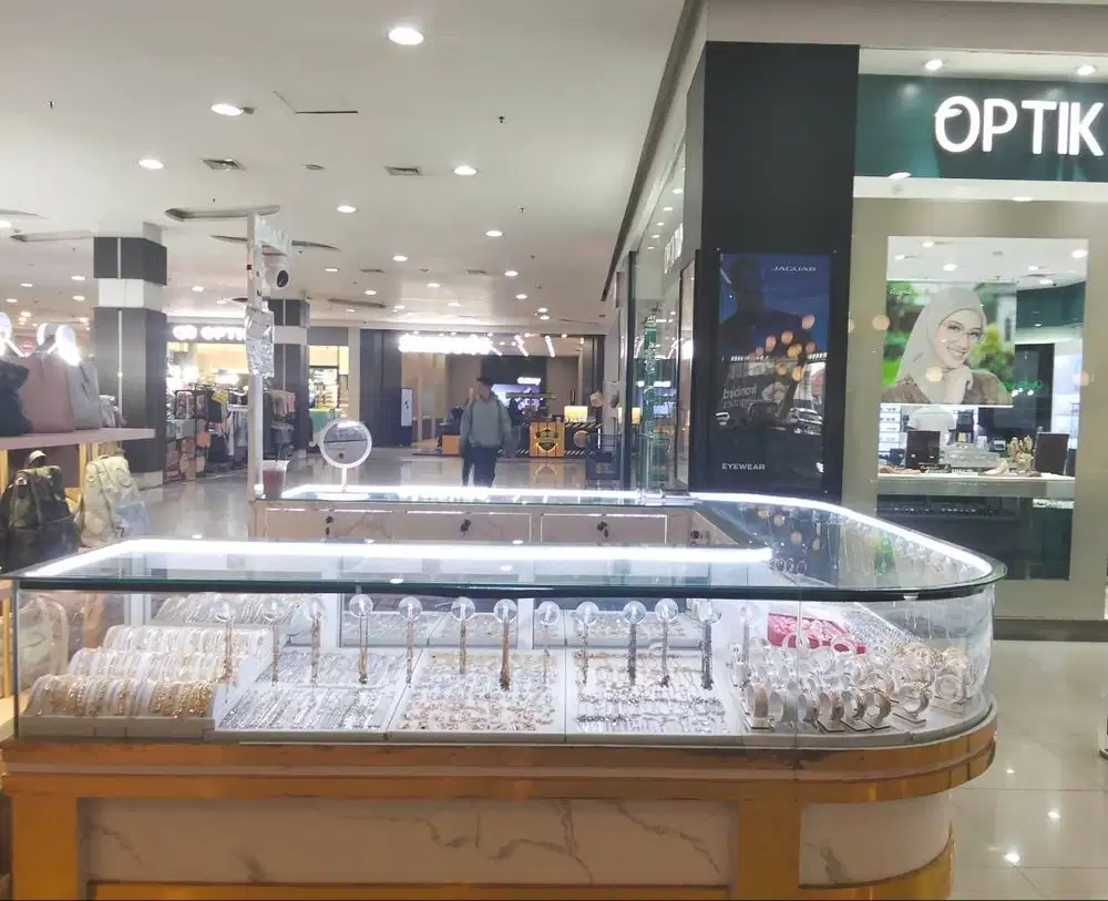 SPG (PEREMPUAN) stand Silver Lippo SDA