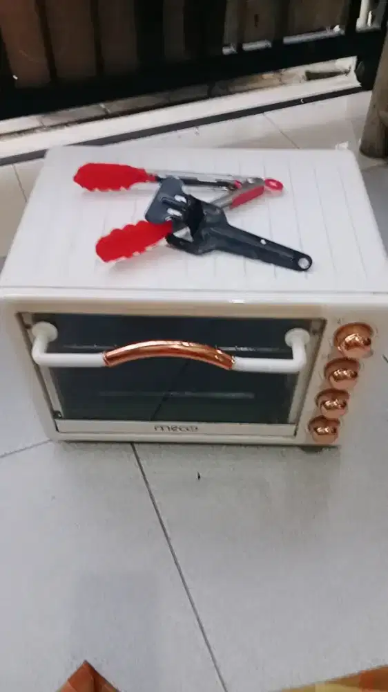 Oven buat manggang ayam muat 1 ekor. Manggang Roti dll