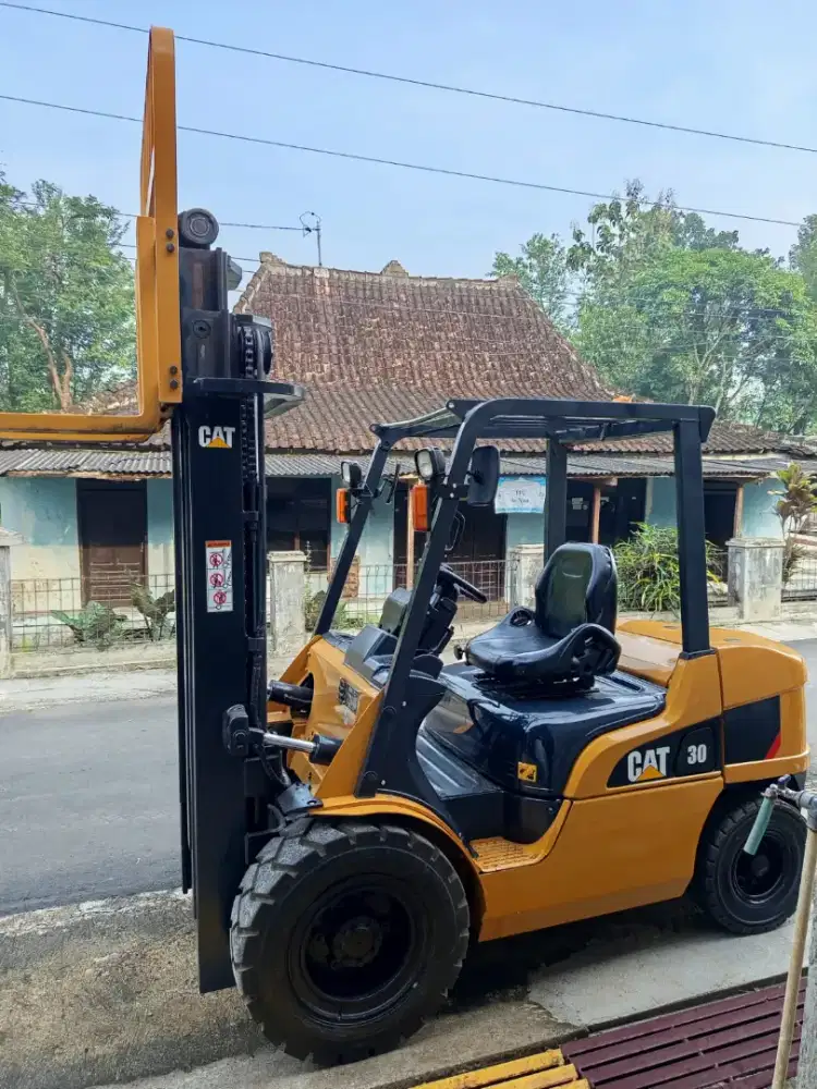 Forklift 3 Ton Caterpillar 2020 mast 4,5 meter three lift istimewa
