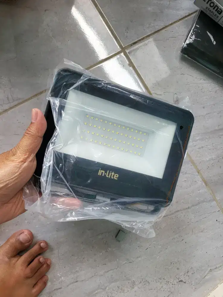 lampu sorot LED in-Lite Floodlight 50W INF030. 