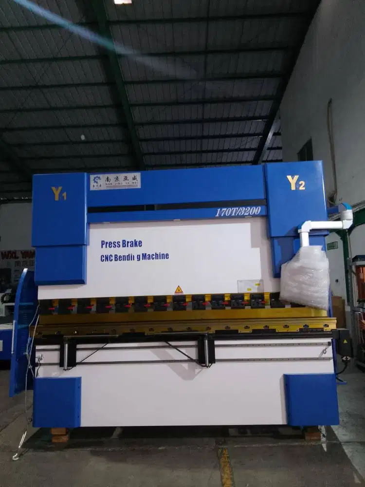 Mesin Bending Tekuk Plat Besi Press Brake Machine CNC 170 Ton