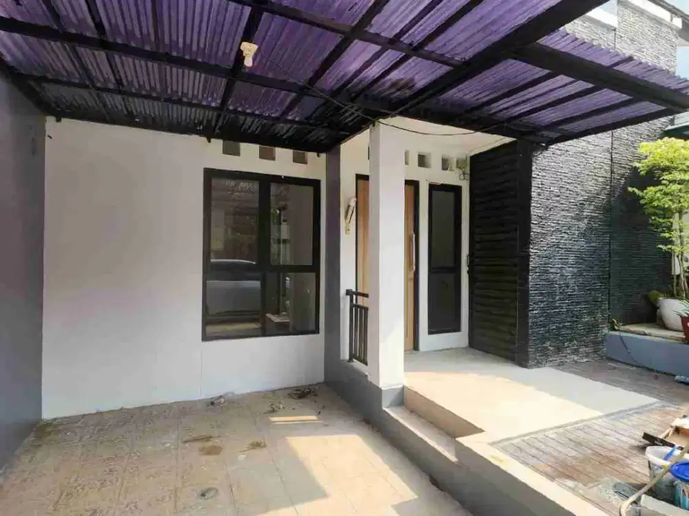HOT SALE. Rumah Mungil Cantik Siap Huni. Baru Direnovasi. Di Kompleks Strategis Sektor 9. Jarang Ada.