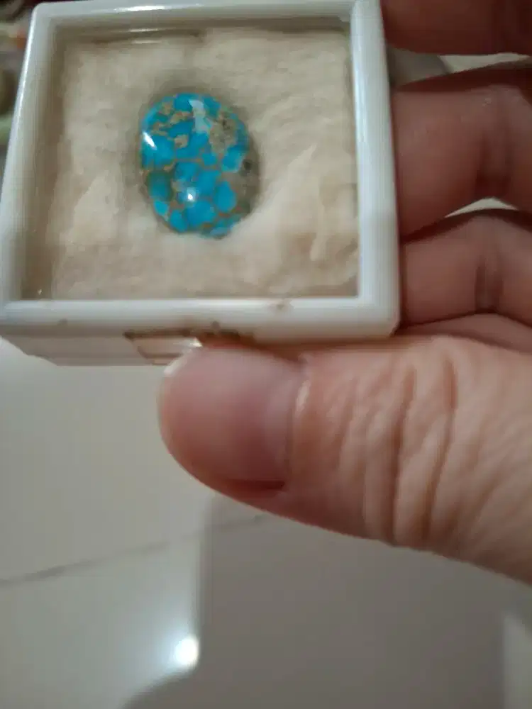 Batu Pirus berpola seperti sarang laba2 berserat emas