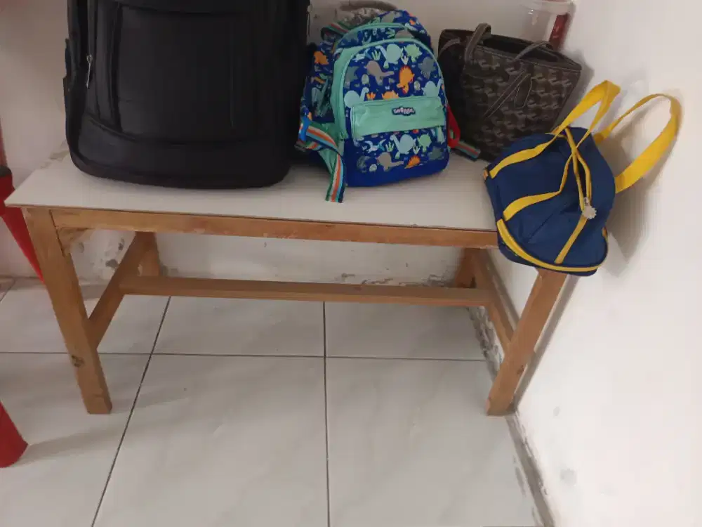 Meja kecil tempat barang barang