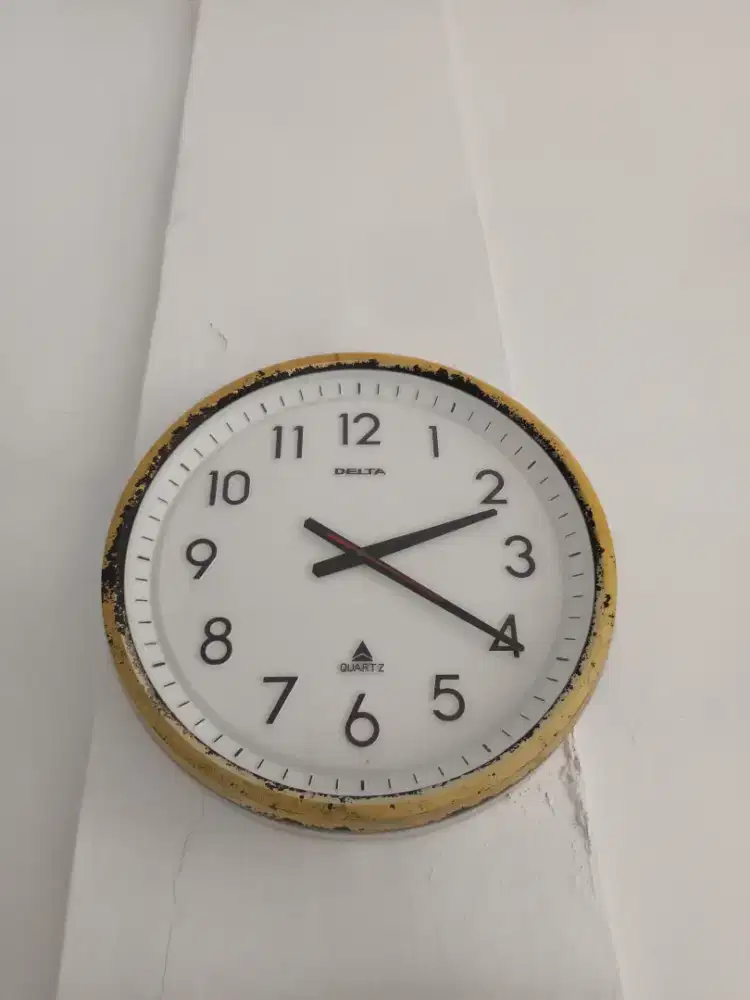 Jam dinding besar masih bagus