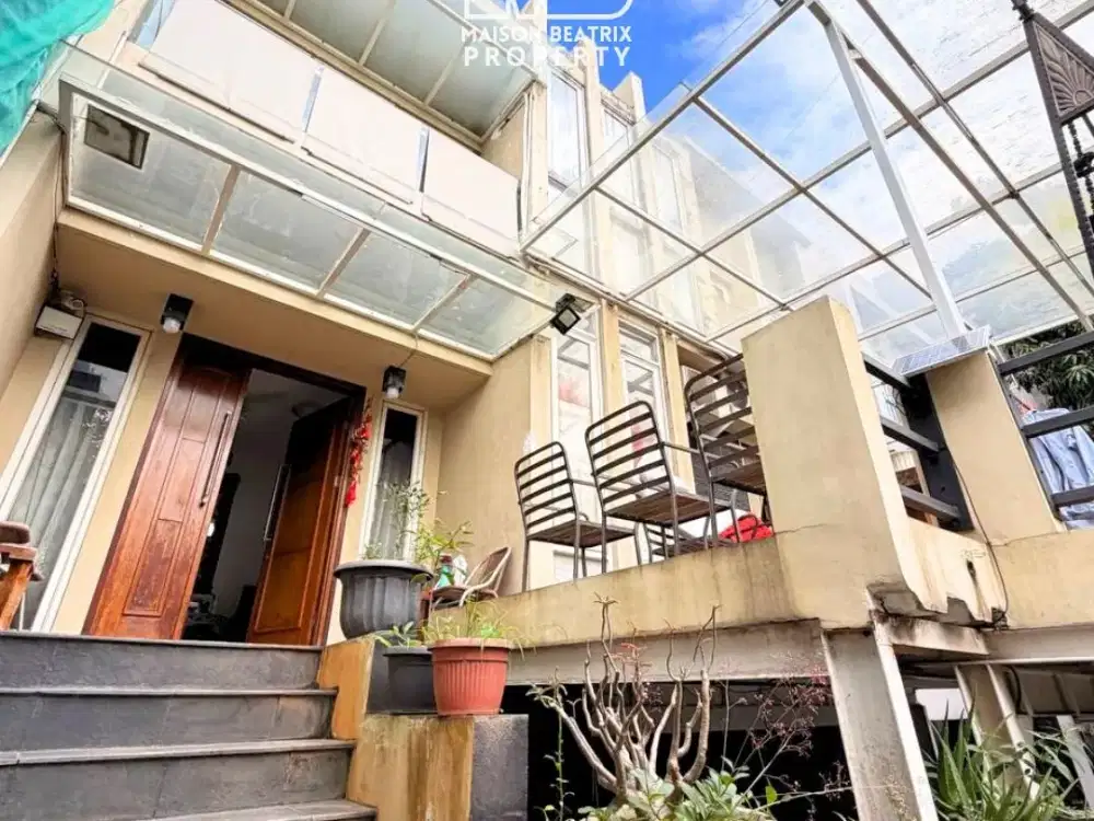 RUMAH 4 LANTAI TERAWAT SIAP HUNI SANGAT STRATEGIS DI VILLA PONDOK INDAH, KEBAYORAN LAMA