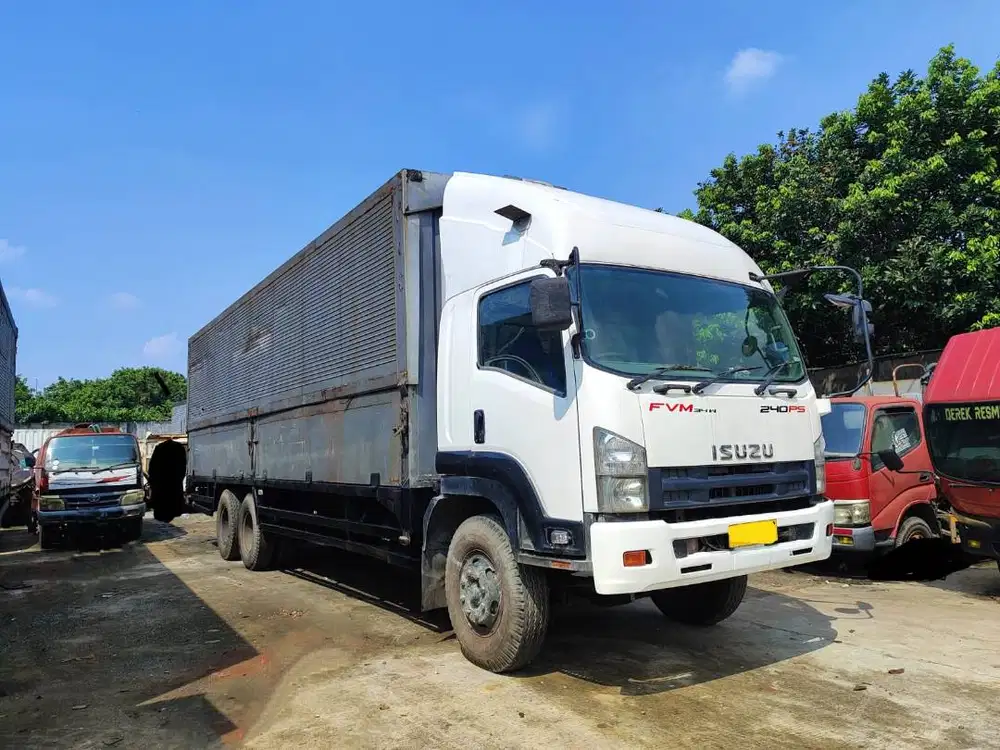 Isuzu FVM 240PS Tronton Wing Box Panjang 9.3 m 10 Roda Tahun 2015