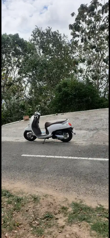 Di jual scoopy prestige 2023 putih smart keyless