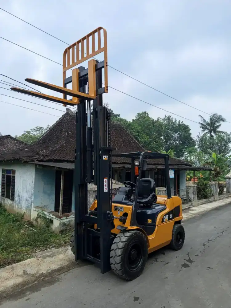 Forklift 3 Ton Caterpillar Barang Bagus