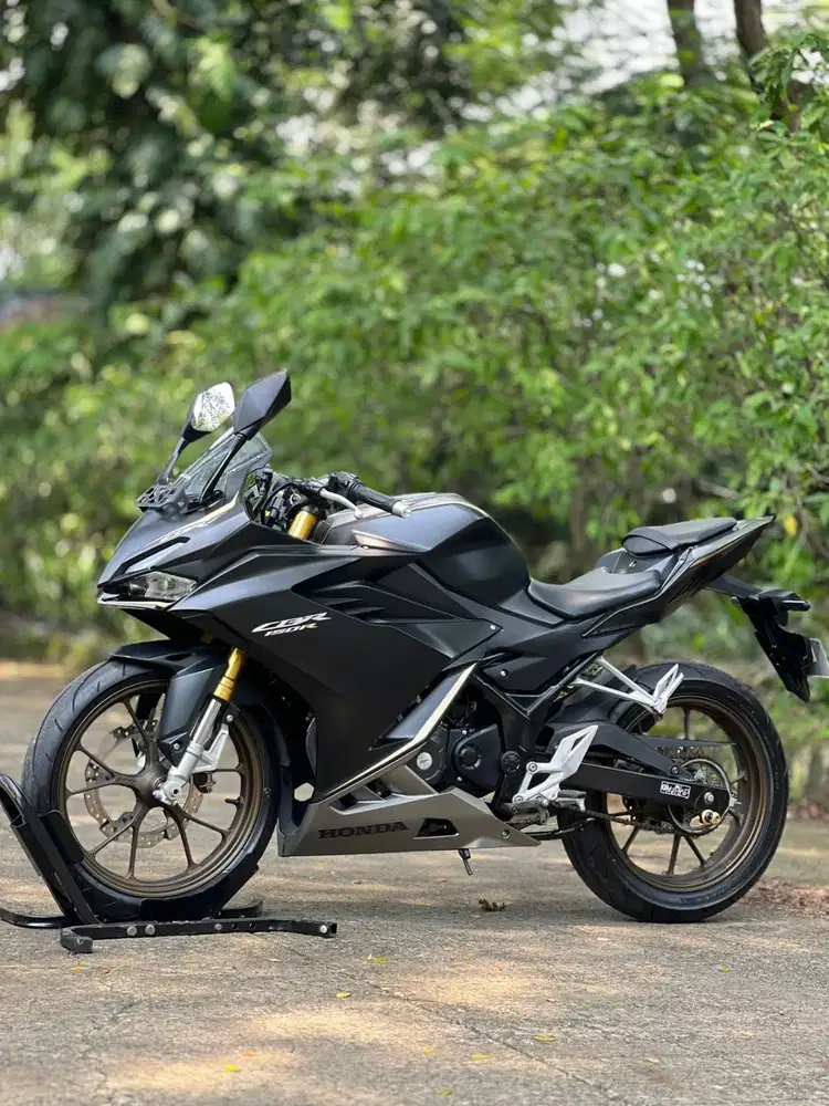 HONDA NEW CBR150R NON ABS 2023 HITAM SILVER KM 8K PAJAK ON RASA BARU