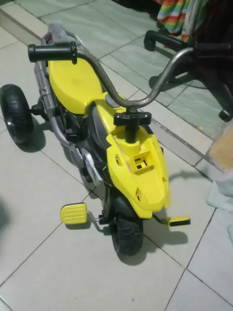 Sepeda anak roda tiga bekas