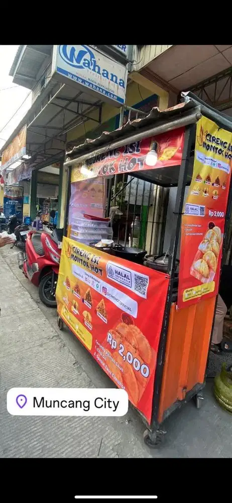 Penjaga warung cireng