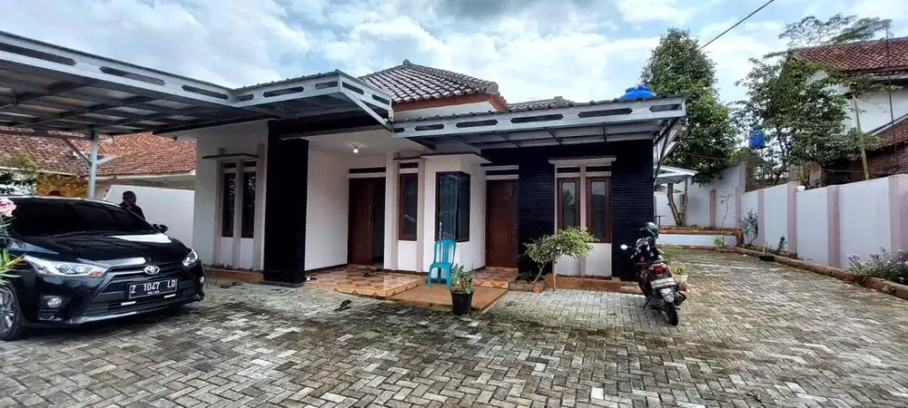 Dijual Rumah Asri Luas dengan Kolam Ikan