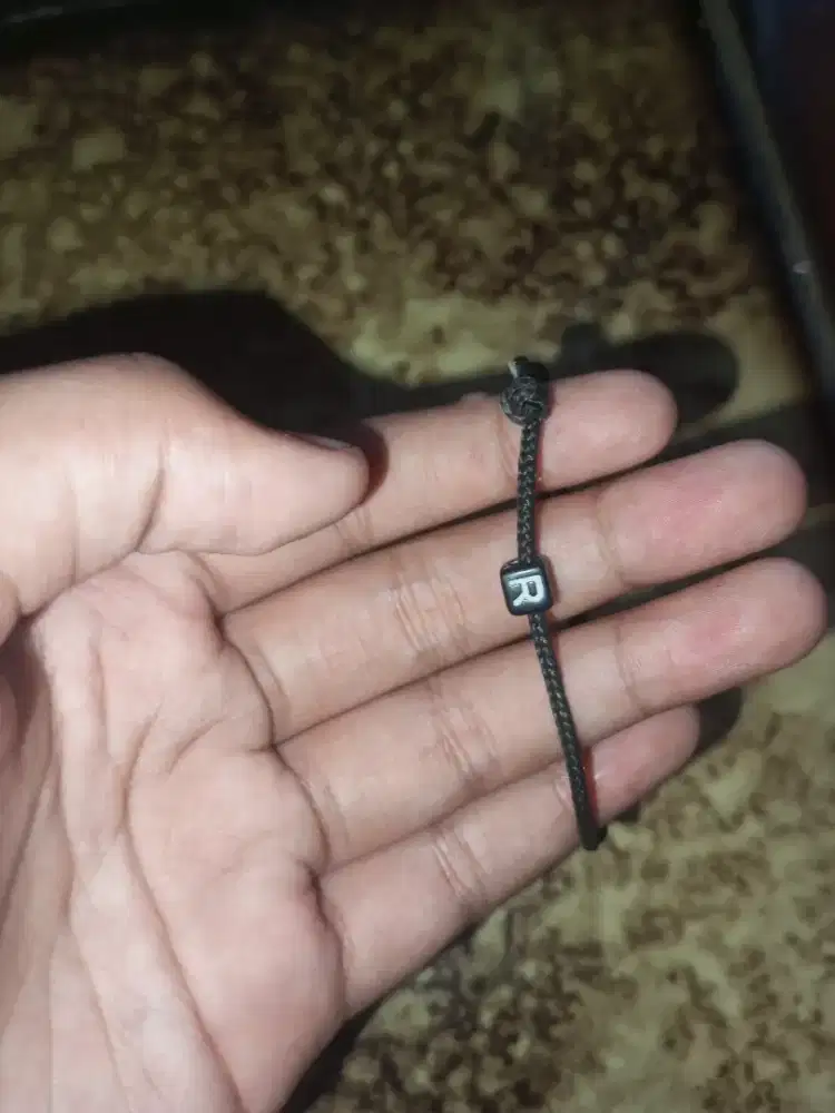 Gelang inisial (R)