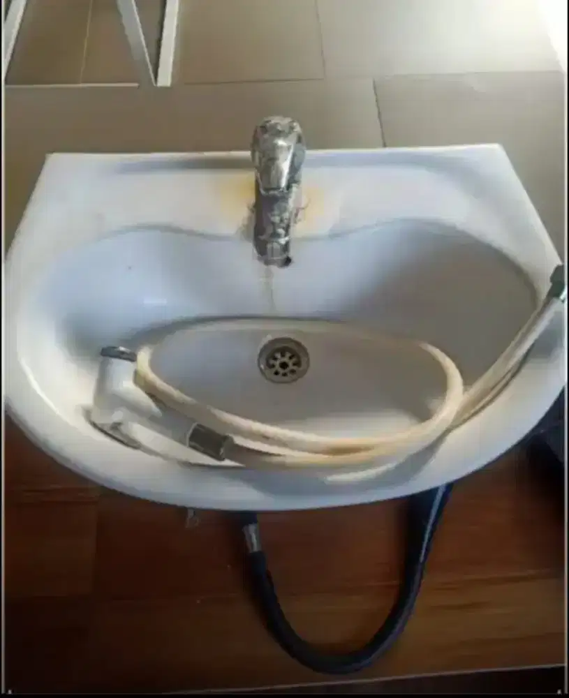 Jual murah wastafel TOTO + washer semprotan toilet,350 ribu bs nego