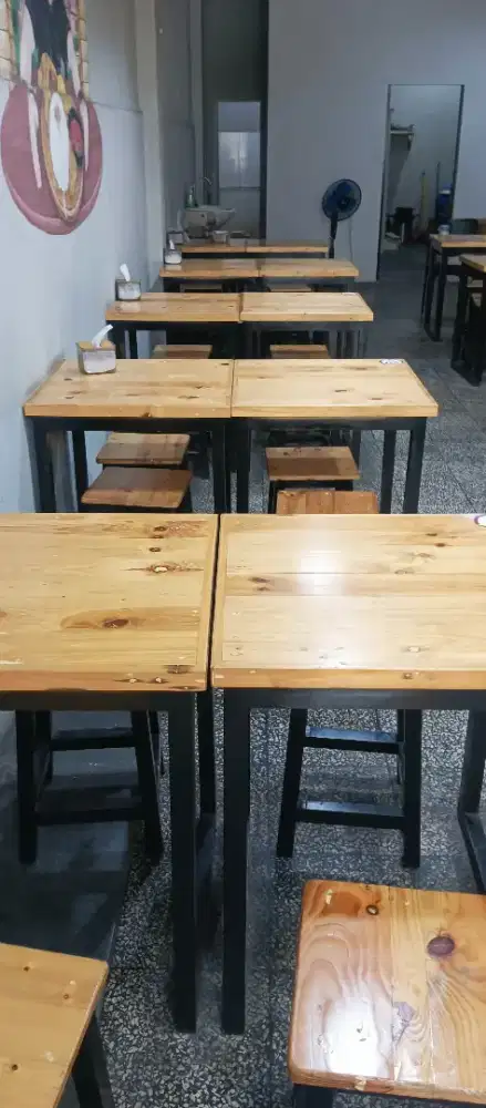 Di jual meja, kursi, dan perlengkapan warung makan