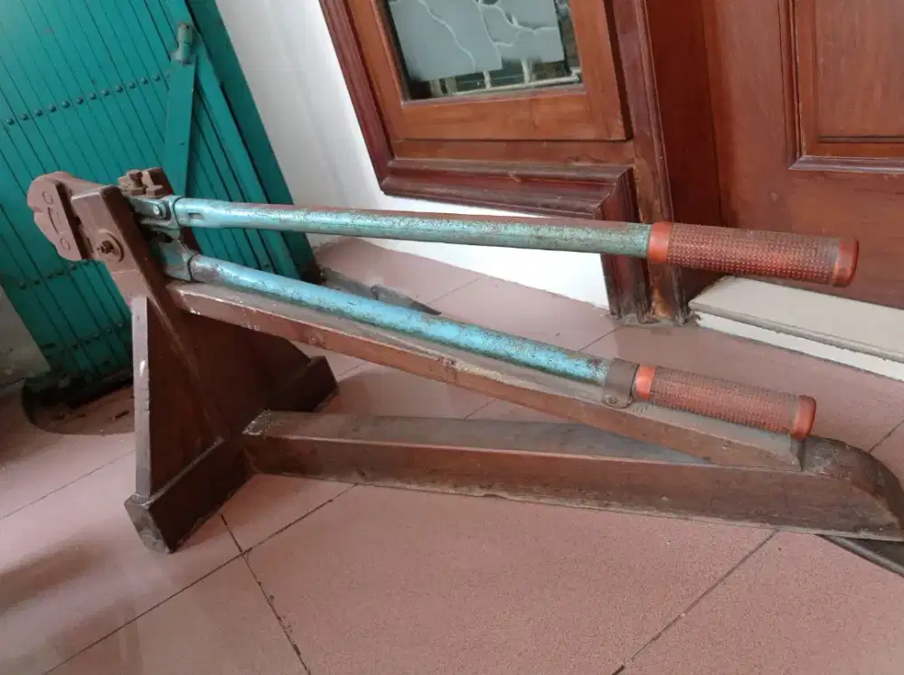 Gunting besi eks toko emas