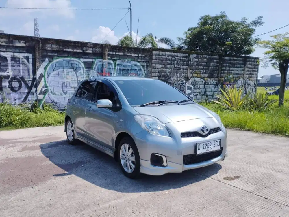 Toyota yaris 2013 type E M/T SILVER