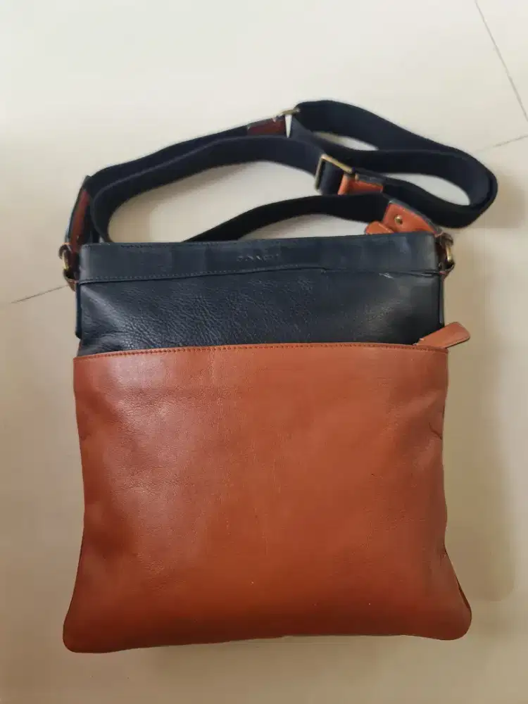 110. Tas SlingBag Pria Coach Black Brown

Mantan / Bekas / Second