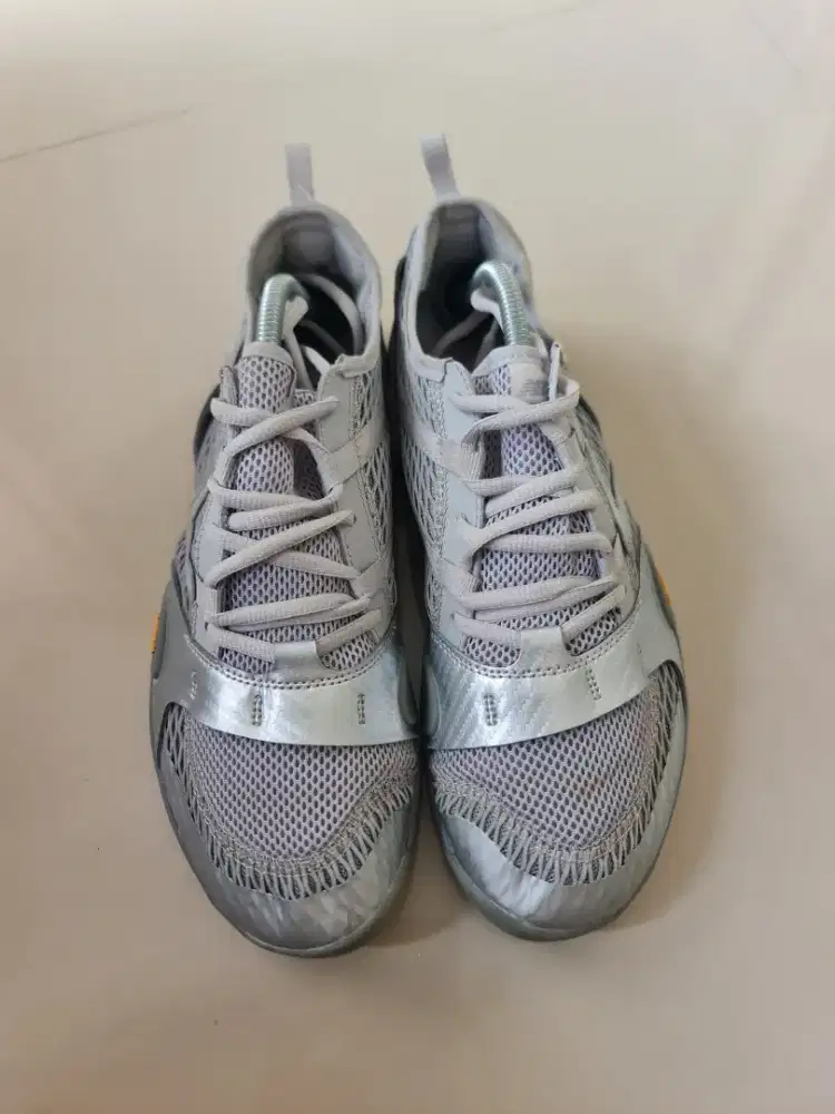 112. Sepatu Pria Running New Balance Minimus Vibram Silver
Second