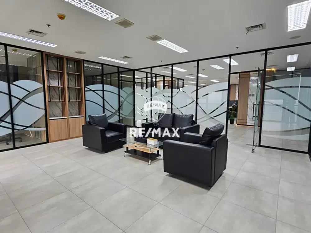 Di Jual Office space dengan Interior mewah sudah full furnish di The Smith, Alam sutera